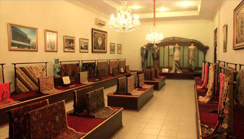 Tempat Wisata Museum Batik Paket Wisata Jogja 1 Hari Tebing Breksi Murah