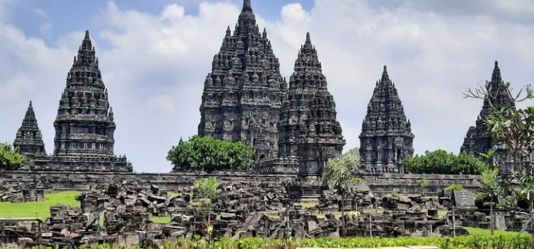 Harga Paket Wisata Jogja 2 Hari 1 Malam Prambanan Pinus Asri Pantai Parangtritis Museum De Mata Malioboro